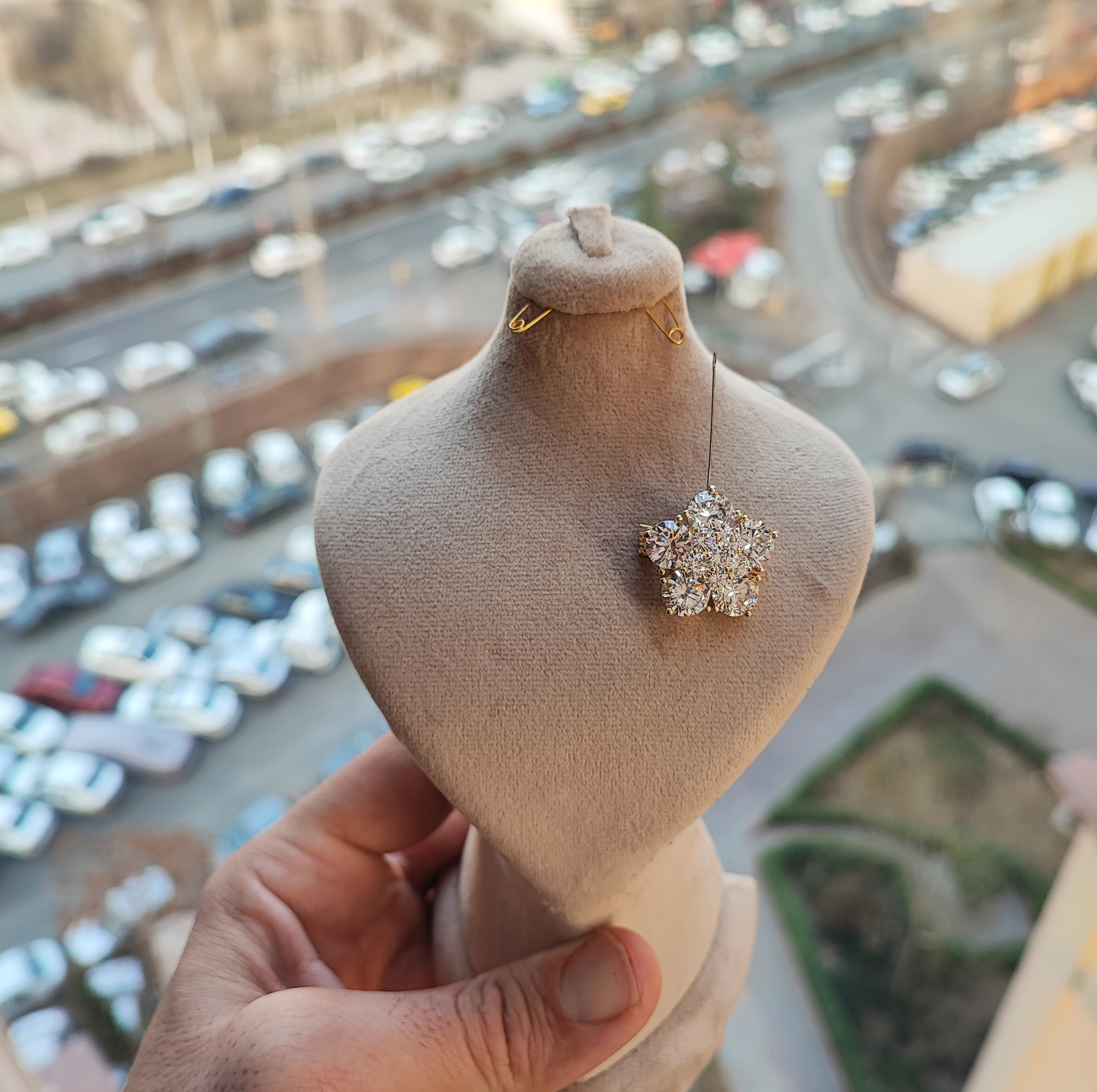 گل سینه زنانه مدل ستاره