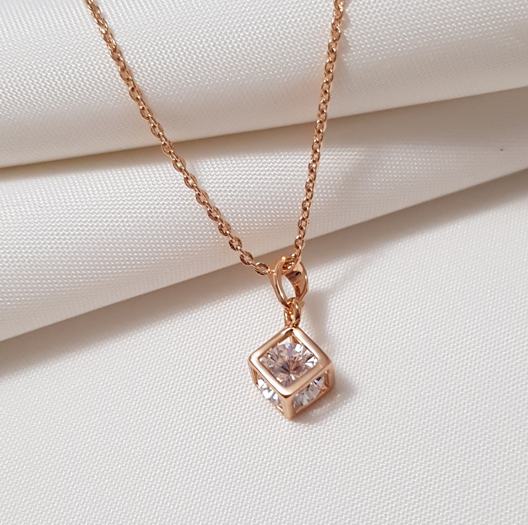گردنبند زنانه ژوپینگ مدل مکعب نگینی 49100