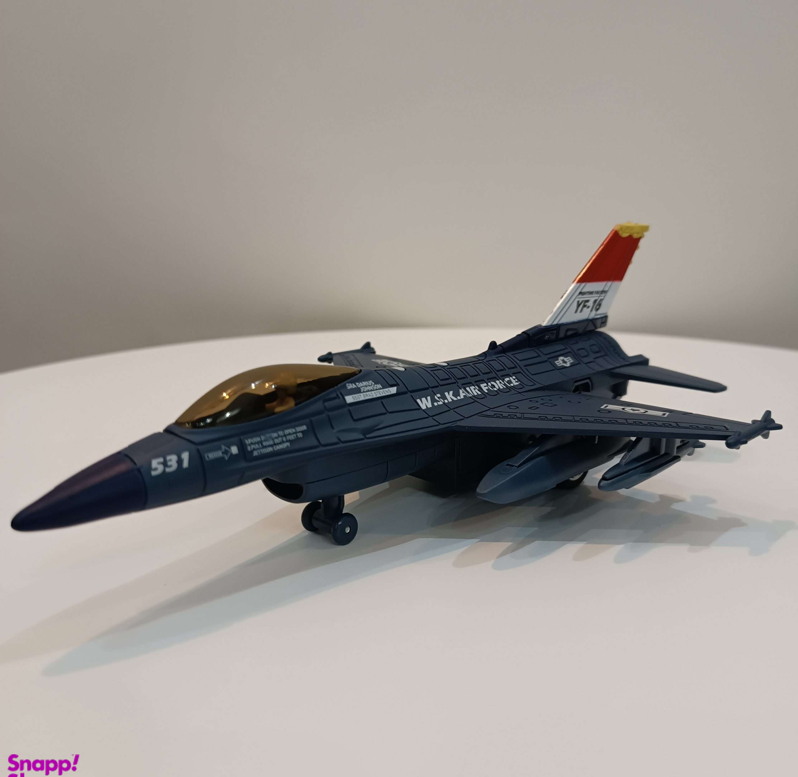 هواپیما جنگنده مدل دودزا طرح F-16