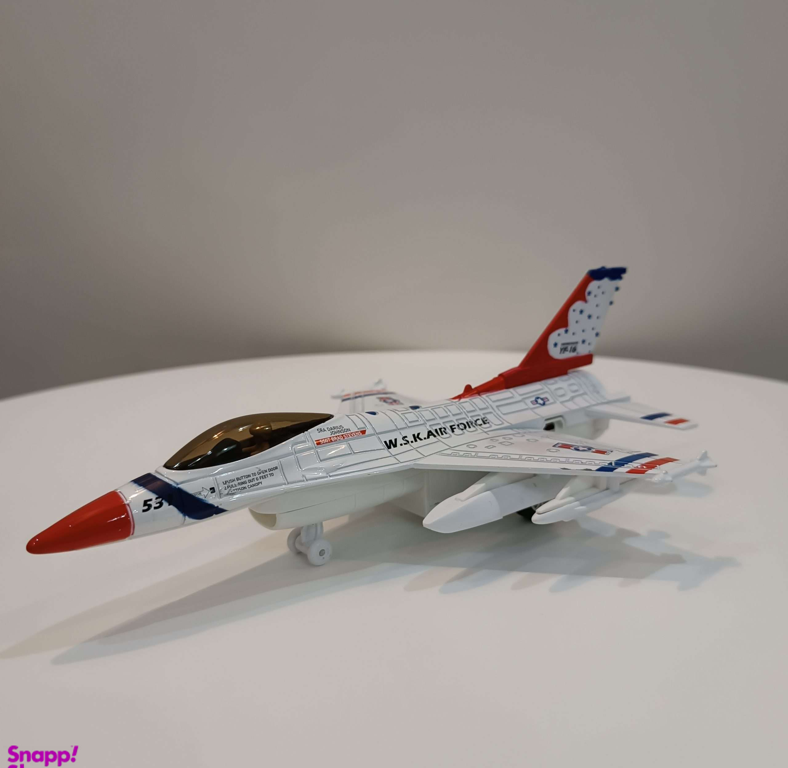 هواپیما جنگنده مدل دودزا طرح F-16