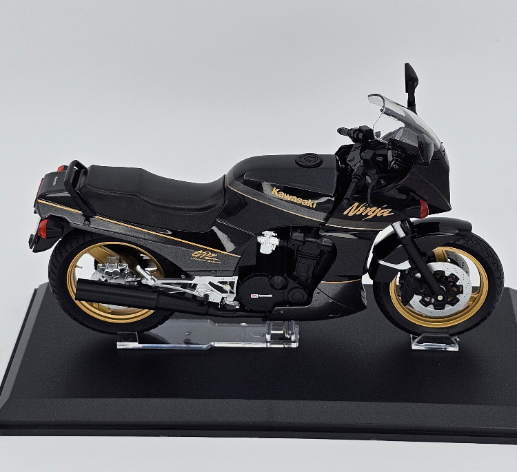 ماکت موتور کاوازاکی مدل KAWASAKI GPZ900R