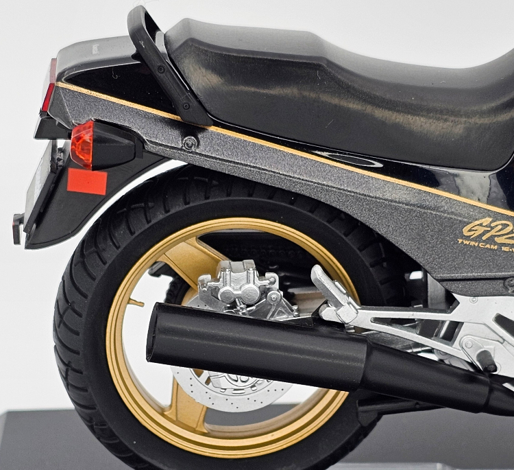 ماکت موتور کاوازاکی مدل KAWASAKI GPZ900R
